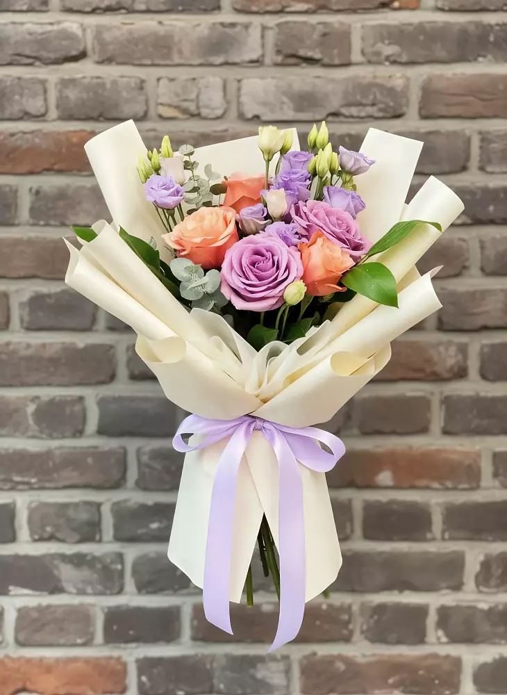 Букет цветов из: Лизиантусы и Розы в Светлополянске