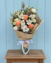 Букет цветов из:  Альстромерии, Лизиантусы, Розы и Хризантемы в Светлополянске