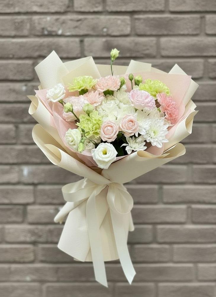 Букет цветов из: Гвоздики, Розы, Лизиантусы и Хризантемы в Светлополянске